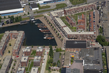 802260 Luchtfoto van de historische schepen in de Veilinghaven te Utrecht, uit het zuidoosten; in het midden de ...